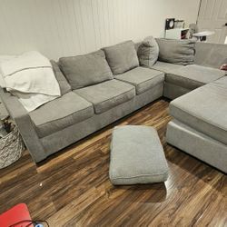Grey Soffa Sectional 