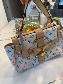 Cute and stylish tote bag 👜✨  Pre-loved and gently used, but still looks beautiful and has plenty of life left. Perfect for everyday use, shopping tr