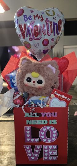 Valentine's Day Gift Basket with Baby Three Kitten Wardrobe Plush Pendant

Others Available in my listings.

Located on 51st Ave and Southern