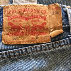LEVI’S 501 38” x 32” GOOD CONDITION SOME DISTRESS  LOCATION: HORIZON AND GREENWAY 89002