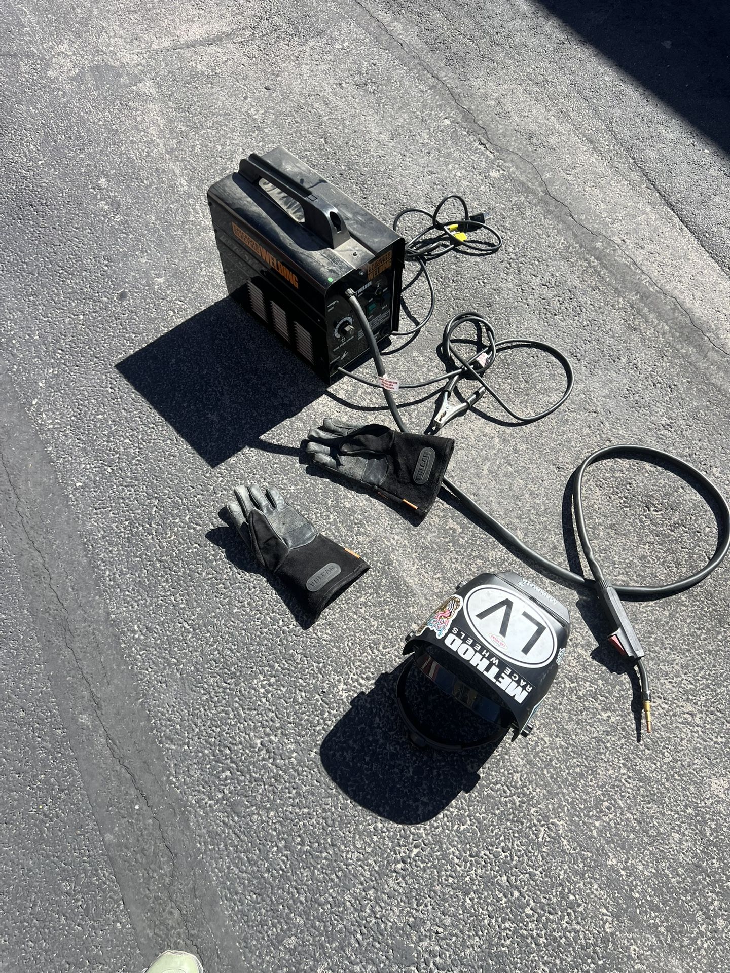 CHICAGO ELECTRIC Flux 125 Welder W/Glove + Helmet Shield