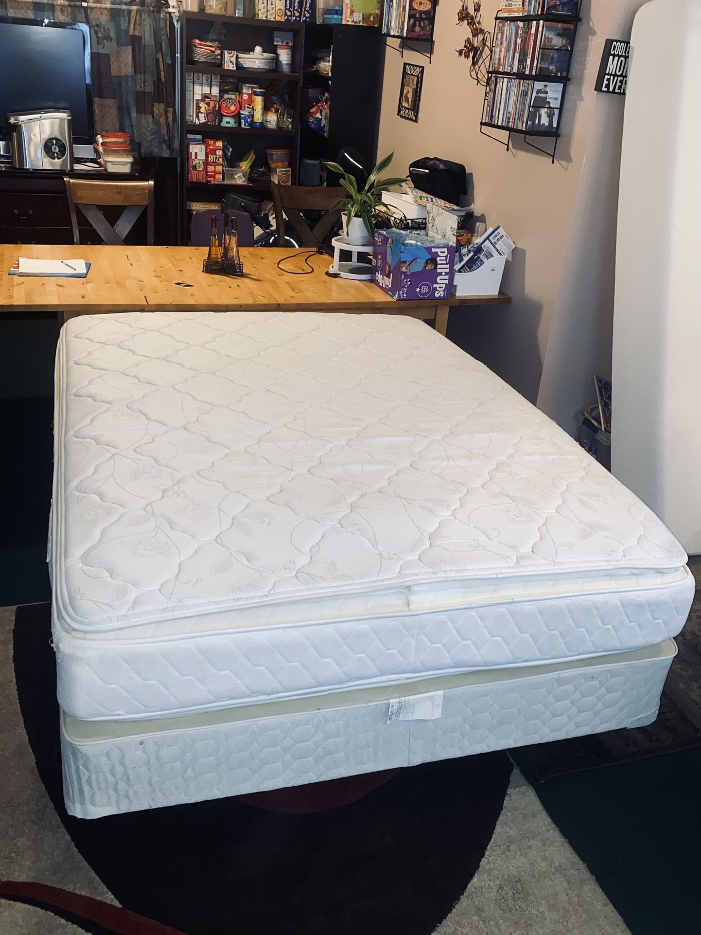 ⭐️⭐️⭐️⭐️-$345 cama queen-1 white queen mattresses/box springs (box springs choice of blue or brown as white one sold) ($345 for each of bed (mattress