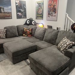 Sectional Couch W/ Reversible Ottoman 