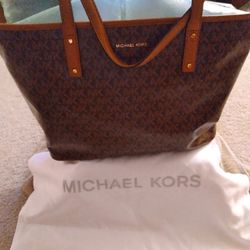 Michael Kors Pocket Book 