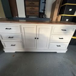 Dresser And Matching Night Stands 