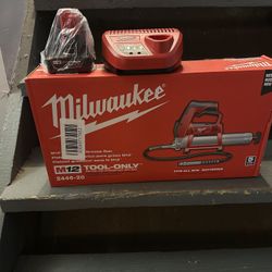 Milwaukee M12 Grease Gun Kit