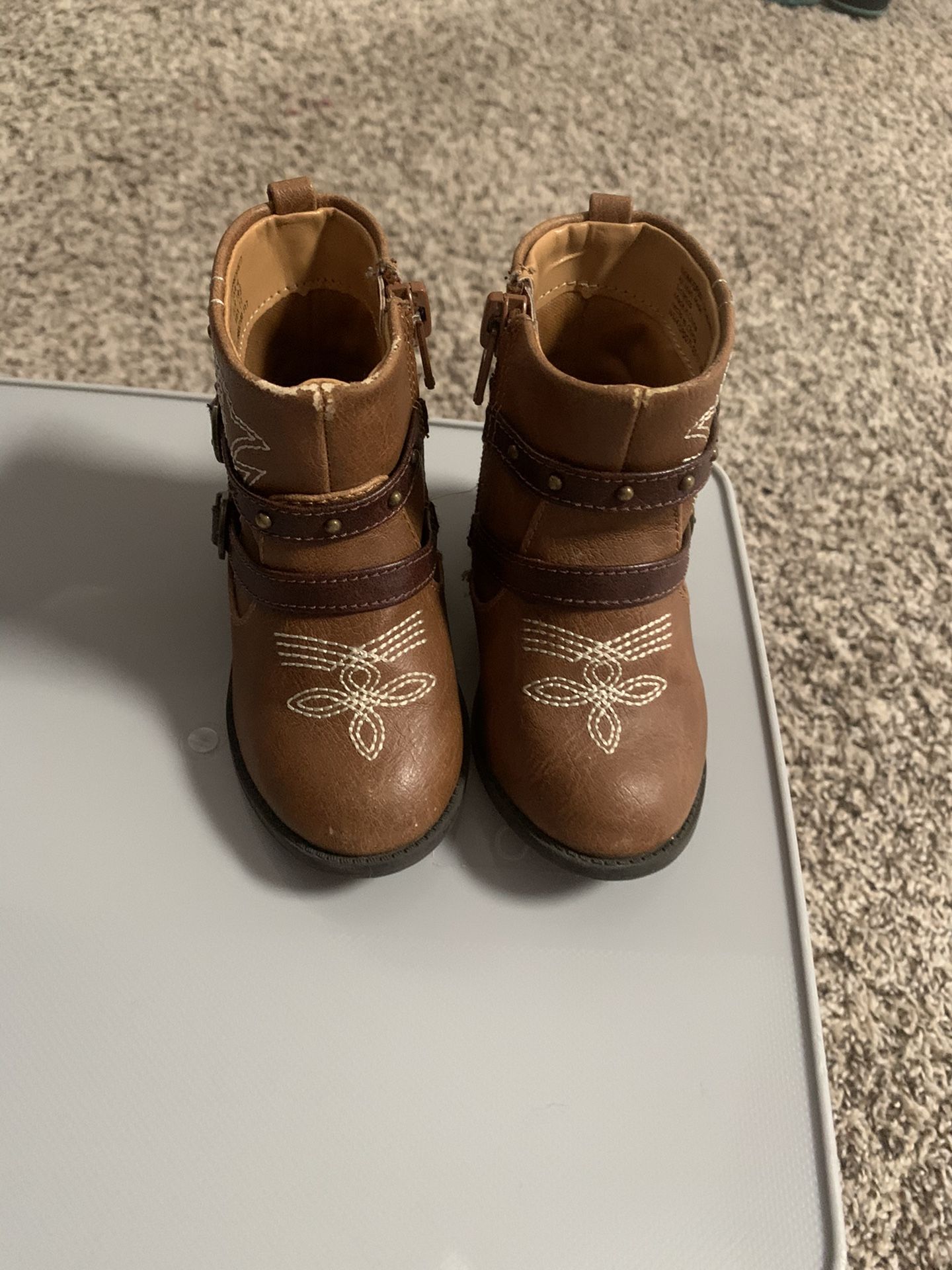Girls boots size 4