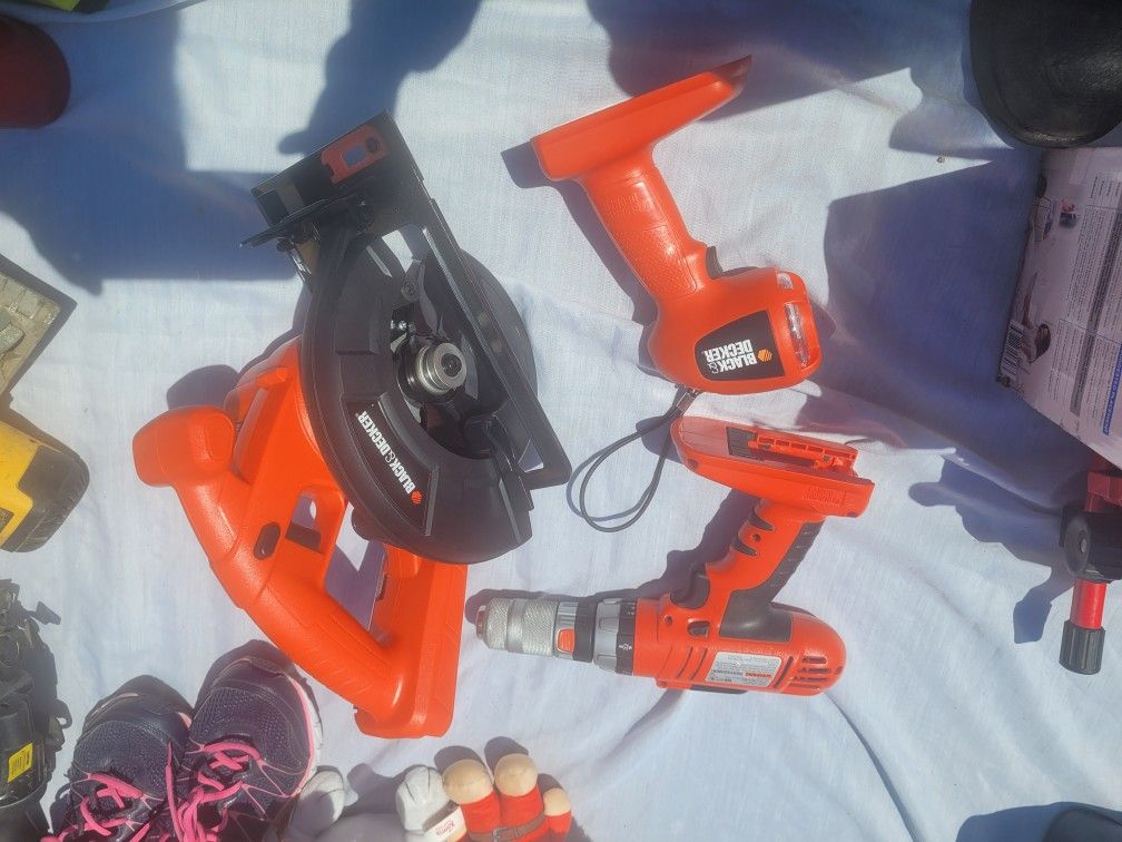 CORTADORA,TALADRO, LAMPARA DE 18 V BLACK  AND  DEKER..SOLO HERRAMIENTAS. NUEVOS PARA ALGUIEN QUE TIENE EL CARGADOR  Y LA BATERIA. Los 3. Por $70