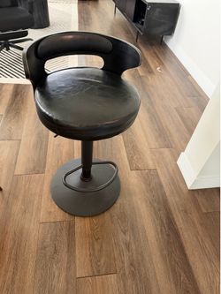 4 Adjustable Swivel Barstools