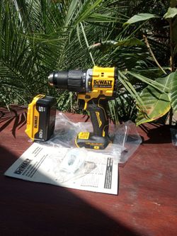 DeWalt 20 V New. Atomic hammer drill  1/2".  W/ Battery.  5.0 AH. Lithium