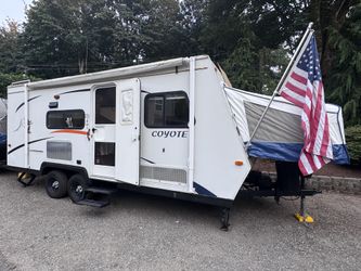 2006 K-Z Coyote Hybrid Travel Trailer – 3 Queen Beds – Sleeps 8–10 – Solar – $8,500 OBO