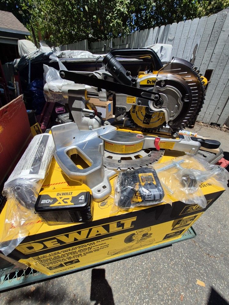 DEWALT 20V MAX Cordless 7-1/4 in. Sliding Miter Saw