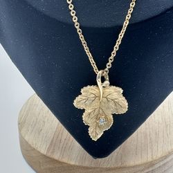Vintage Avon Gold Tone Leaf Pendant Necklace 16” Long Great Condition 
