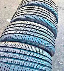 235 60 18 Bridgestone tires Con 80% de Vida Las 4