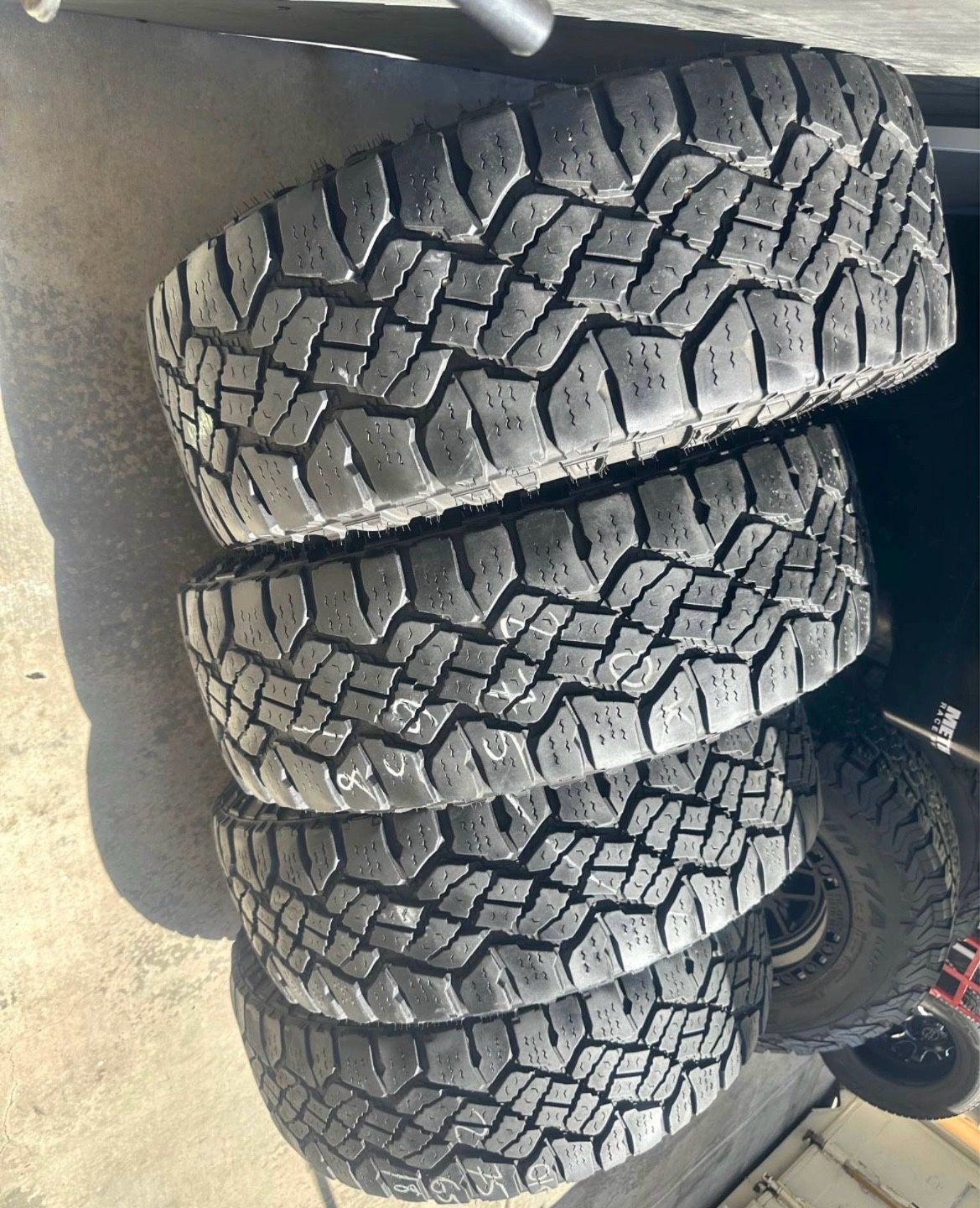 275/65/18 Goodyear vendo un set de llantas usadas excelente condiciones de vida las 4 ✅🤩I am selling a set of used tires, all 4 in excellent living c