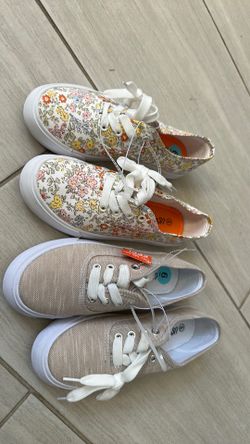 New US Sports shoes size 6 for 14 each