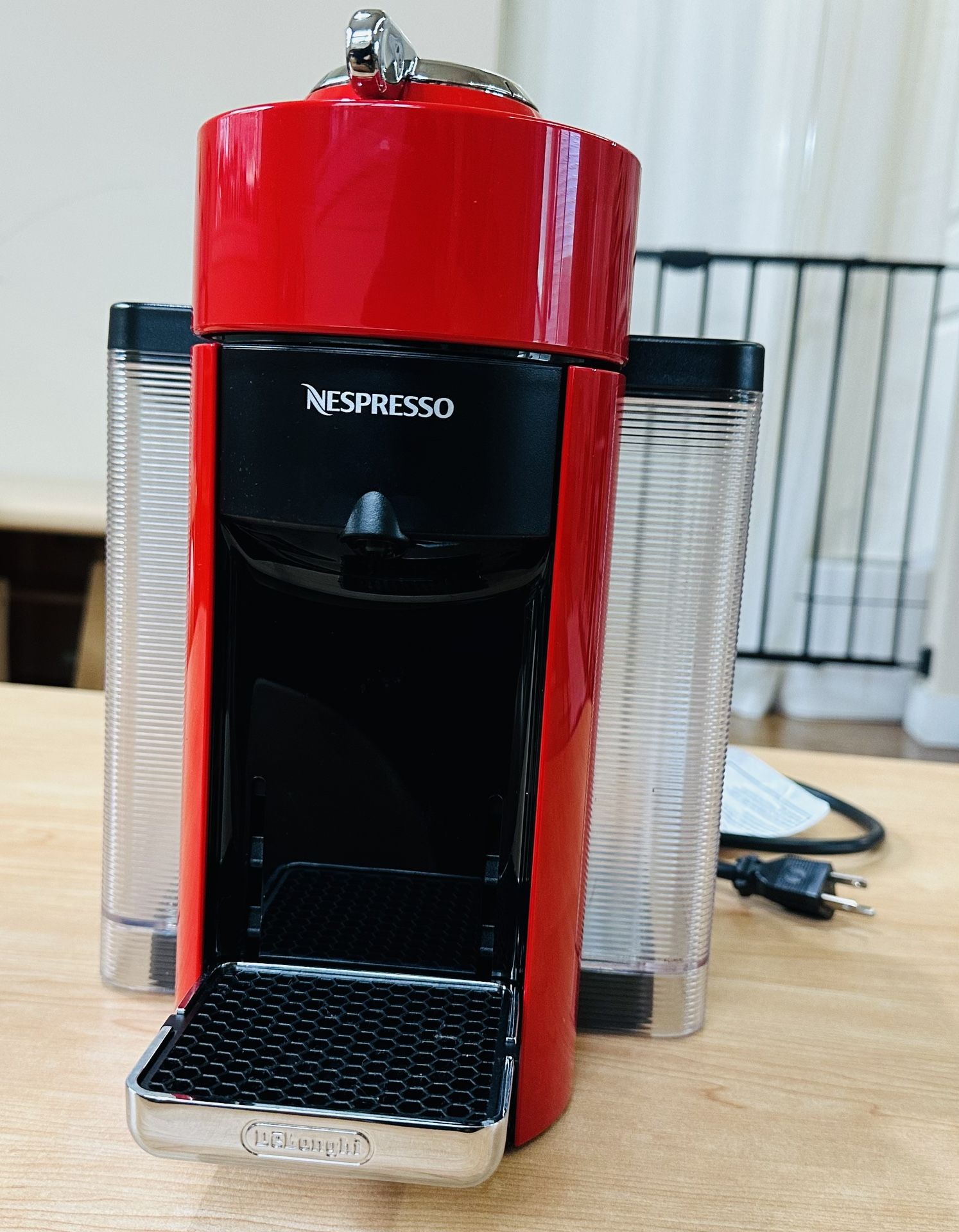 Nespresso Vertuo Coffee and Espresso Machine by De'Longhi with Milk Frother,1100 ml, Shiny Red