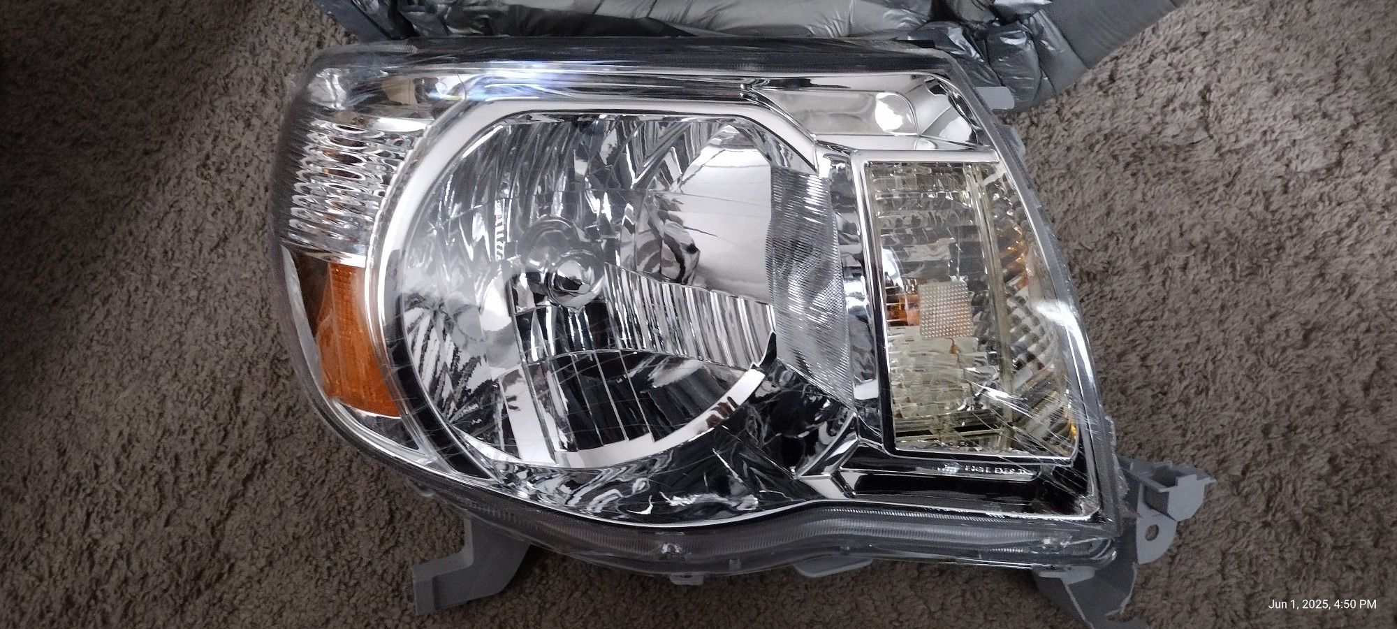 NEW TRQ 2005-11 Toyota Tacoma Passenger Side Headlight