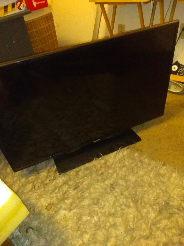 42" Smart Samsung HD TV. Used However Taken Very Well Care Of