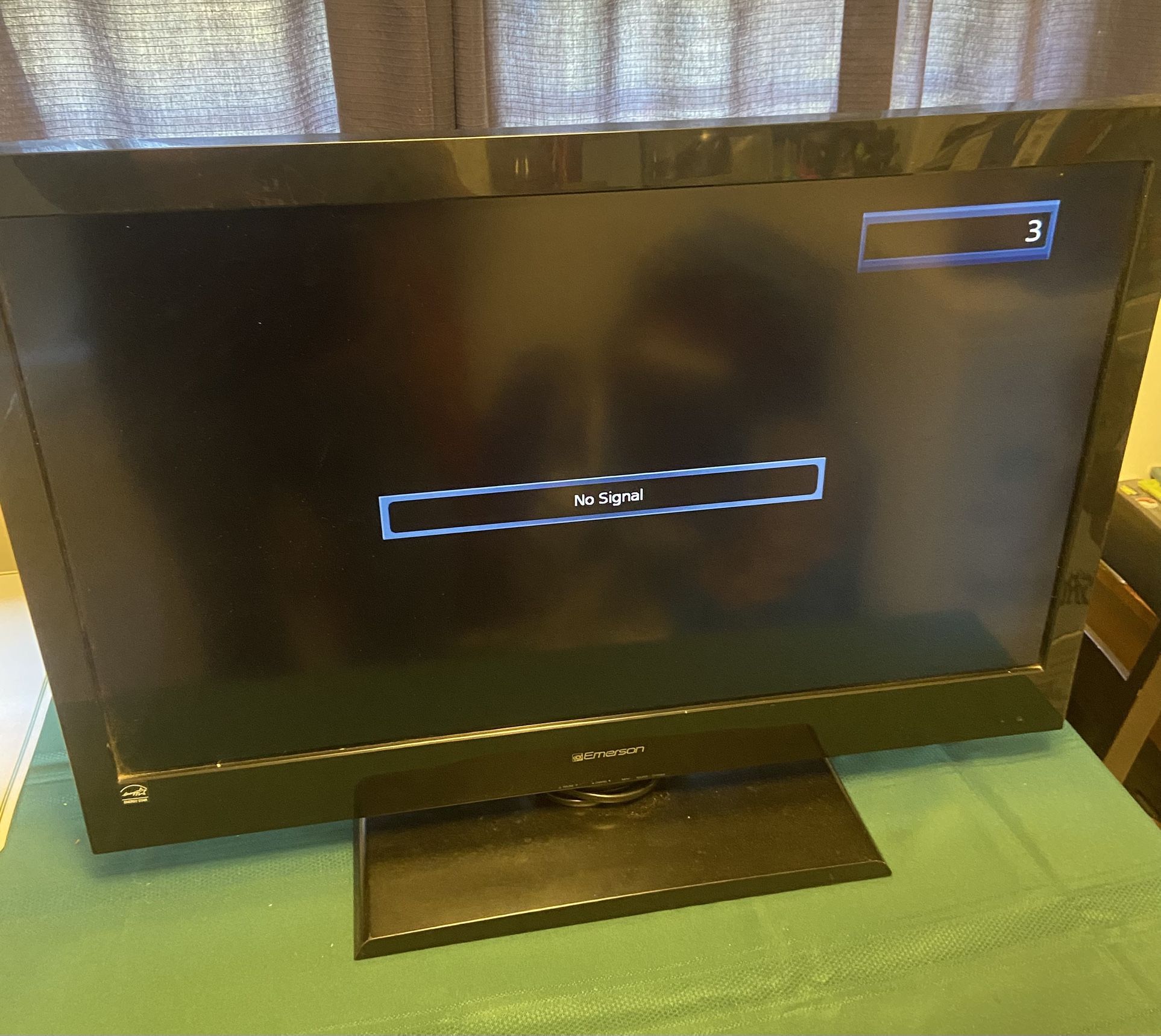 Emerson 32 In Tv (Not Smart)