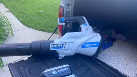 Leaf blower with 4 batteries and dual charger