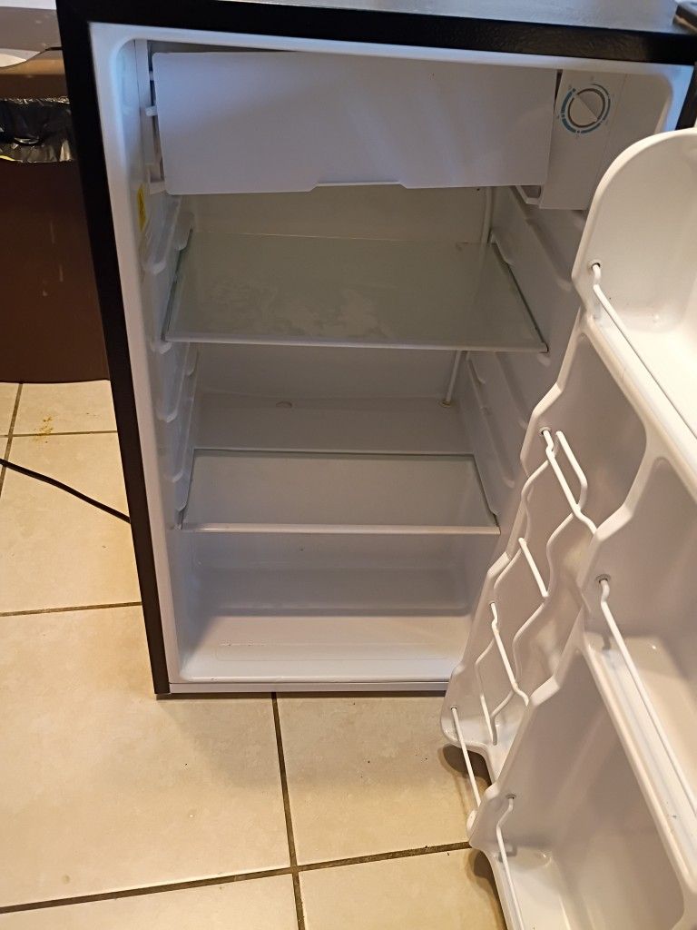 Igloo 3.2 Cu. Ft. Refrigerator with Freezer IRF32