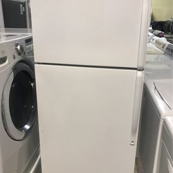 AMANA Refrigerator Top Freezer 