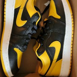 Air Jordan 1 Low (GS) Shoes, 6.5 Youth