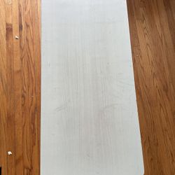 • Retro industrial-style folding desk/workbench - Grey and white wood grain finish • Strong metal-legged rectangular folding table Product details: • 