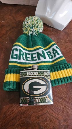 NFL, GREEN BAY PACKERS: NEW WINTER HAT & PLASTIC FLASK. FIRM.