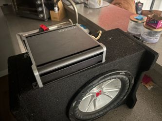 10" Kicker speaker with box and 400 watt amp semi new