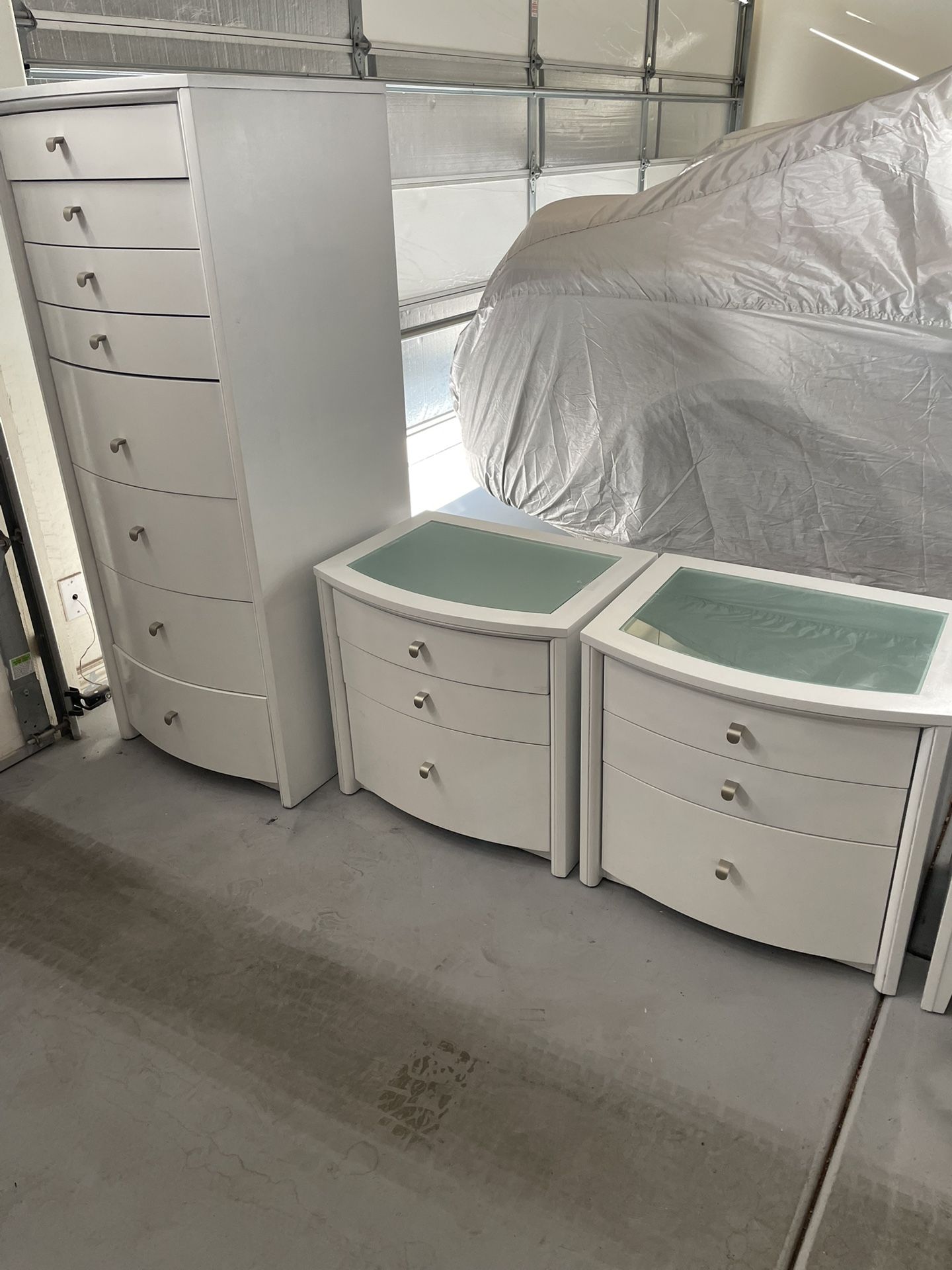 8 Drawer Dresser W/ Night Stands