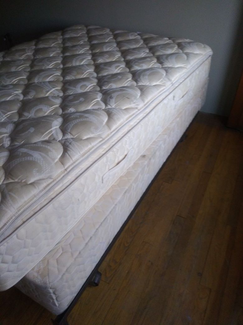 Queen size bed $50 only slept in one time