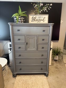 ✨✨GORGEOUS GRAY BIG AND TALL 8 DRAWER DRESSER WITH MIDDLE COMPARTMENT ✨✨