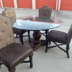Glass Dinjng Table And Four Chairs
