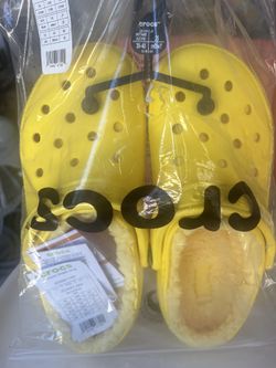New with Tag Crocs with furry lining womens size 9