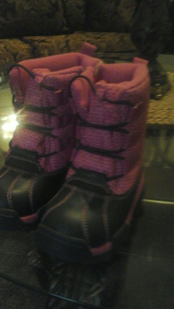 Oshkosh new boots kids 8 great for winter or rain
