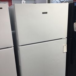 Hotpoint 15 Cu Ft Top And Bottom Fridge. 1 year Warranty 