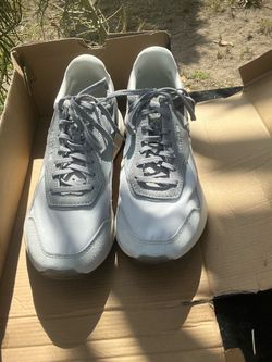 Sneakers size 8