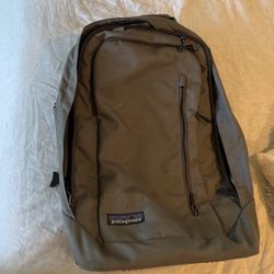 PATAGONIA LUGGAGE ROLLER & BACKPACK IN ONE!!!
