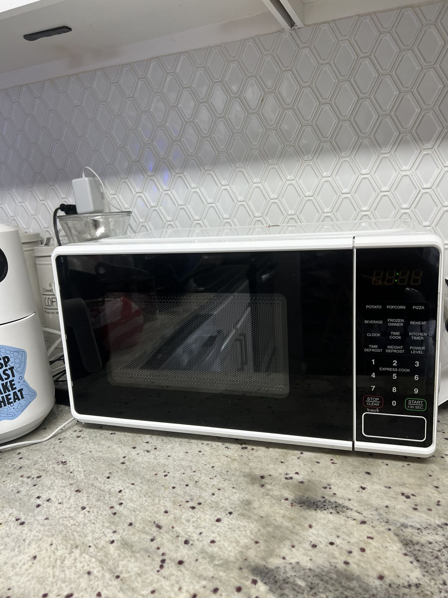 Mainstay Countertop Microwave Oven  700 Wats