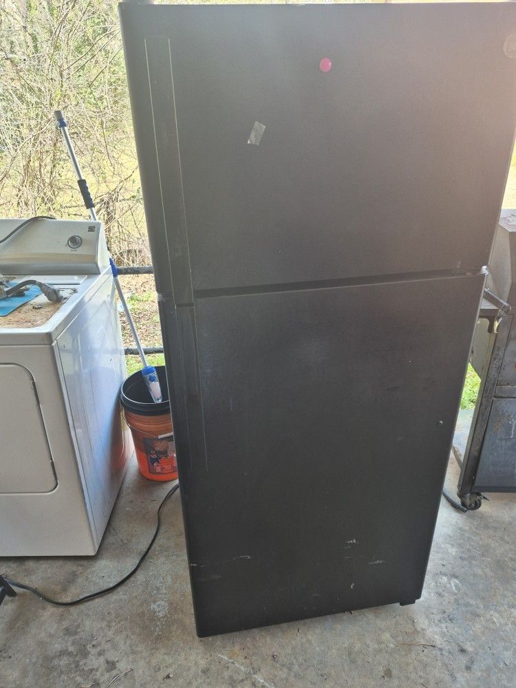 Black Refrigerator r