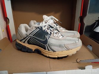 SZ 9 Nike Zoom Vomero 5