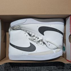 Nike Blazer Mid '77 (GS) – Size 7Y