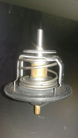 Isuzu npr turbo diesel. 4hk1 engine thermostat. Used working good