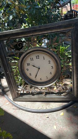 Giant Wall Clock With Leaf Decor!!