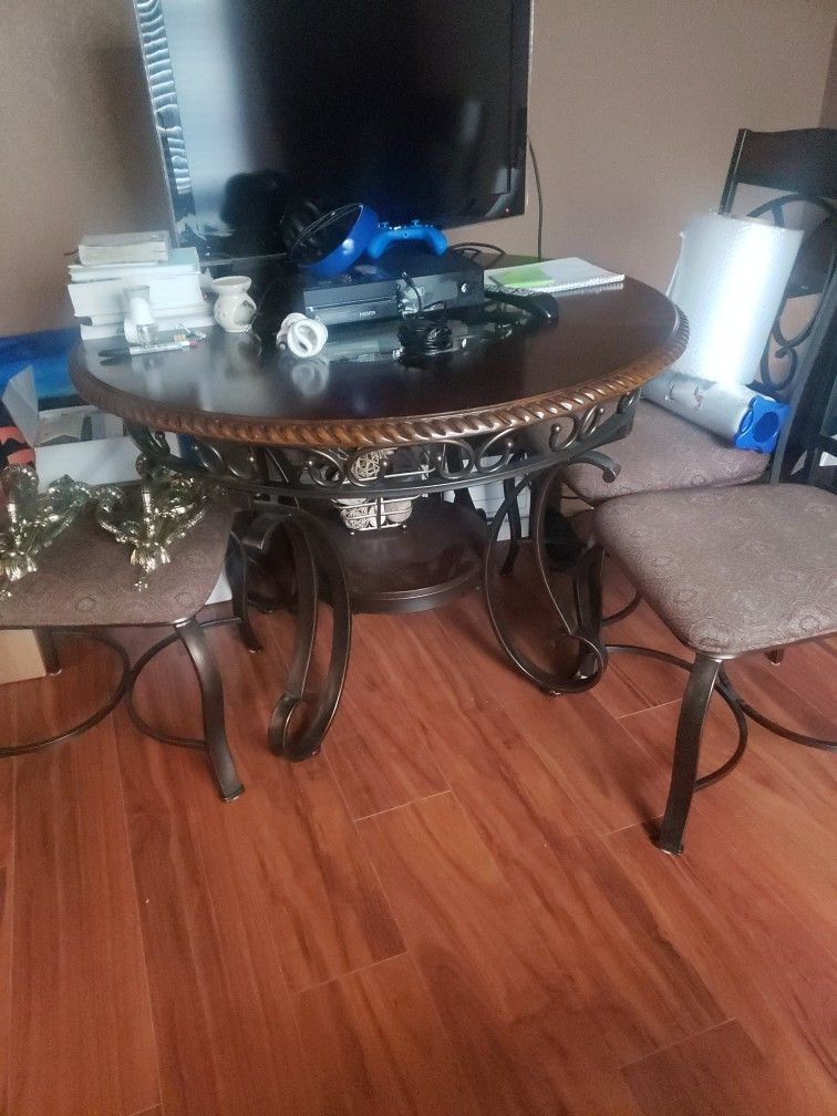 Dinnin Table 4 Chairs