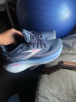 Brooks shoes size 10 woman