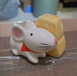 Westland Mwah White Mouse & Cheese Magnetic Salt & Pepper Shakers – Collectible