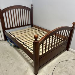 Full size wood bed